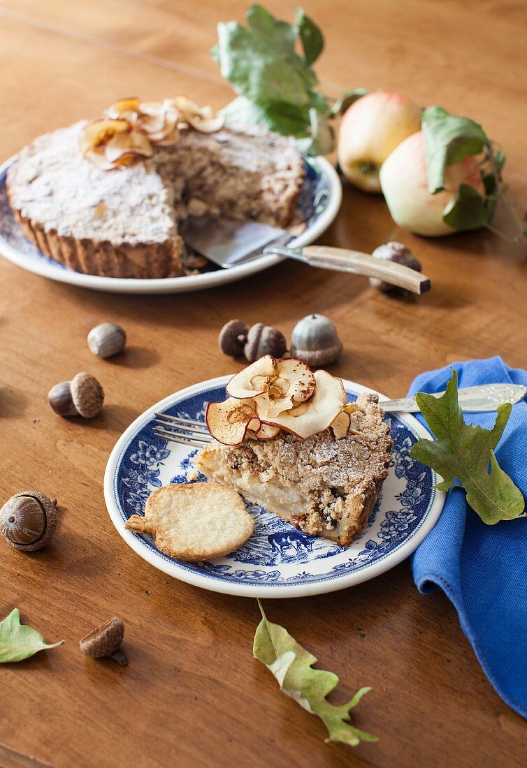 Herbstlicher Apfel-Mandelkuchen, angeschnitten