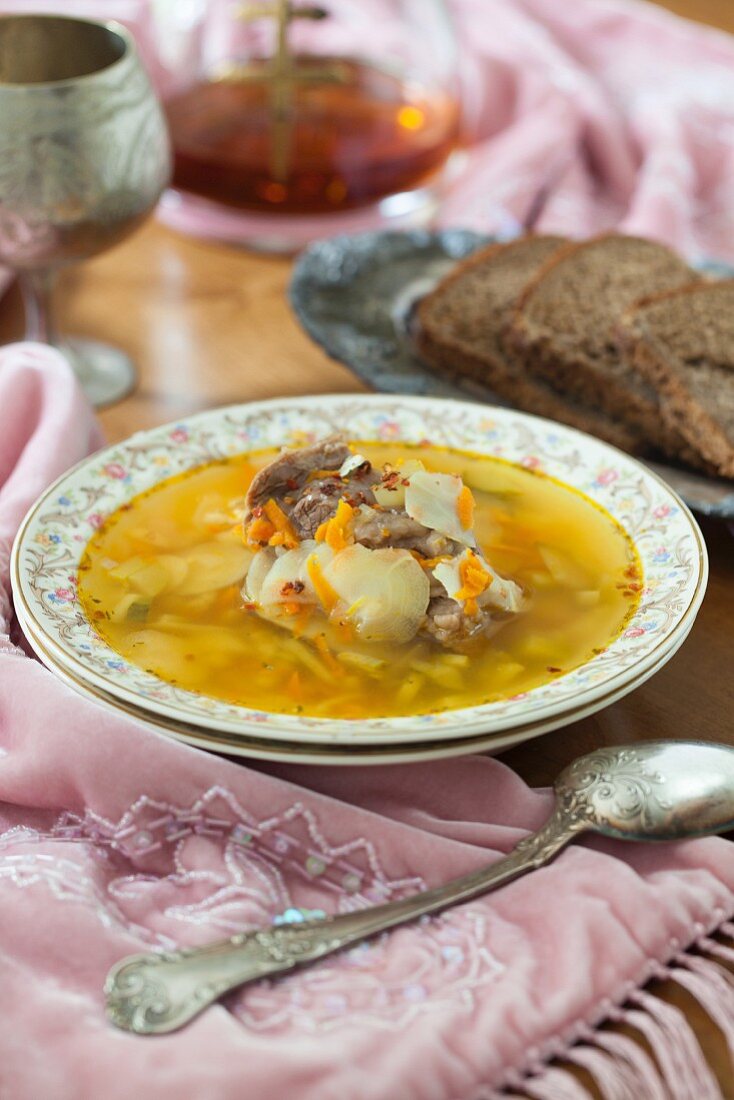 Rassolnik (Säuerliche Suppe mit Rindfleisch & Salzgurken, Russland)