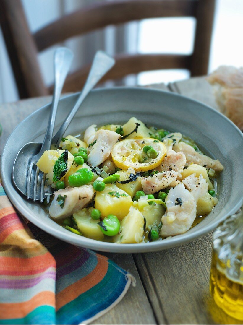 Pollack mit Kartoffeln, Erbsen und Zitrone