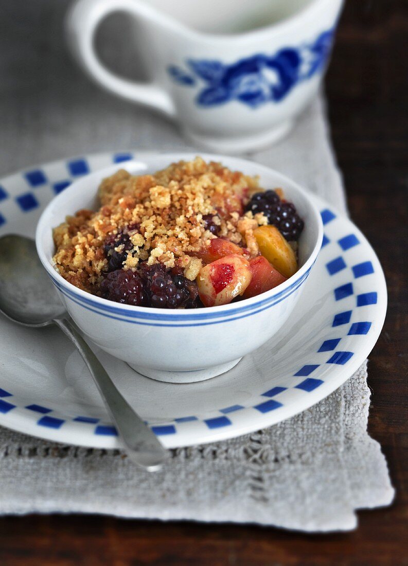 A bowl of fruit crumble