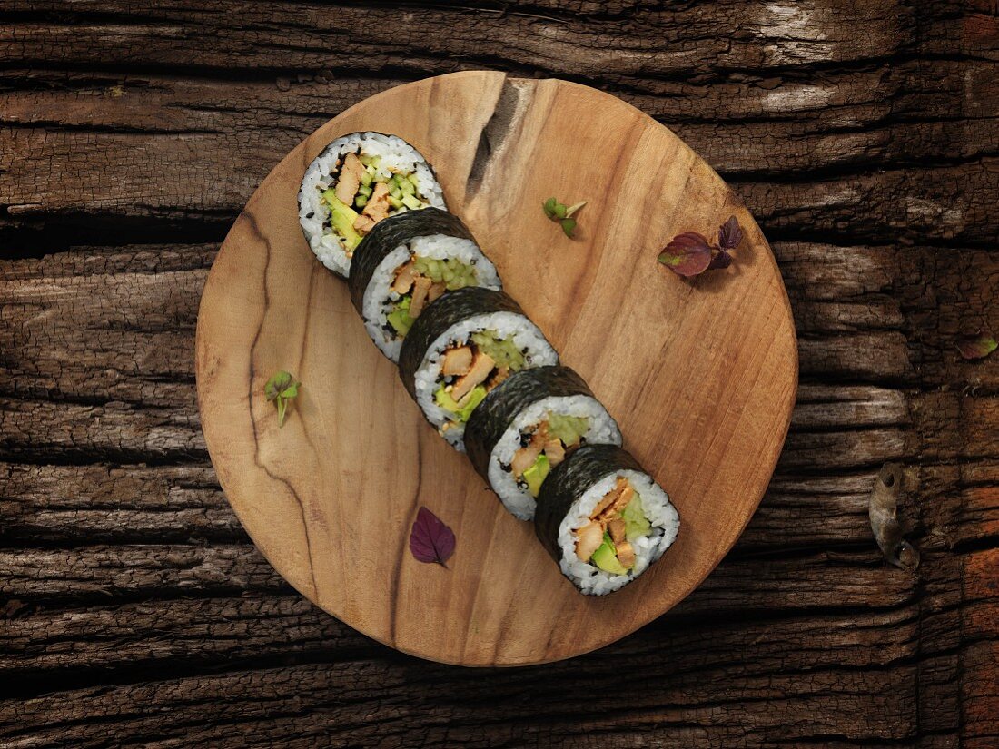 Futomaki-Sushi mit Hähnchenfleisch, Gurke und Avocado