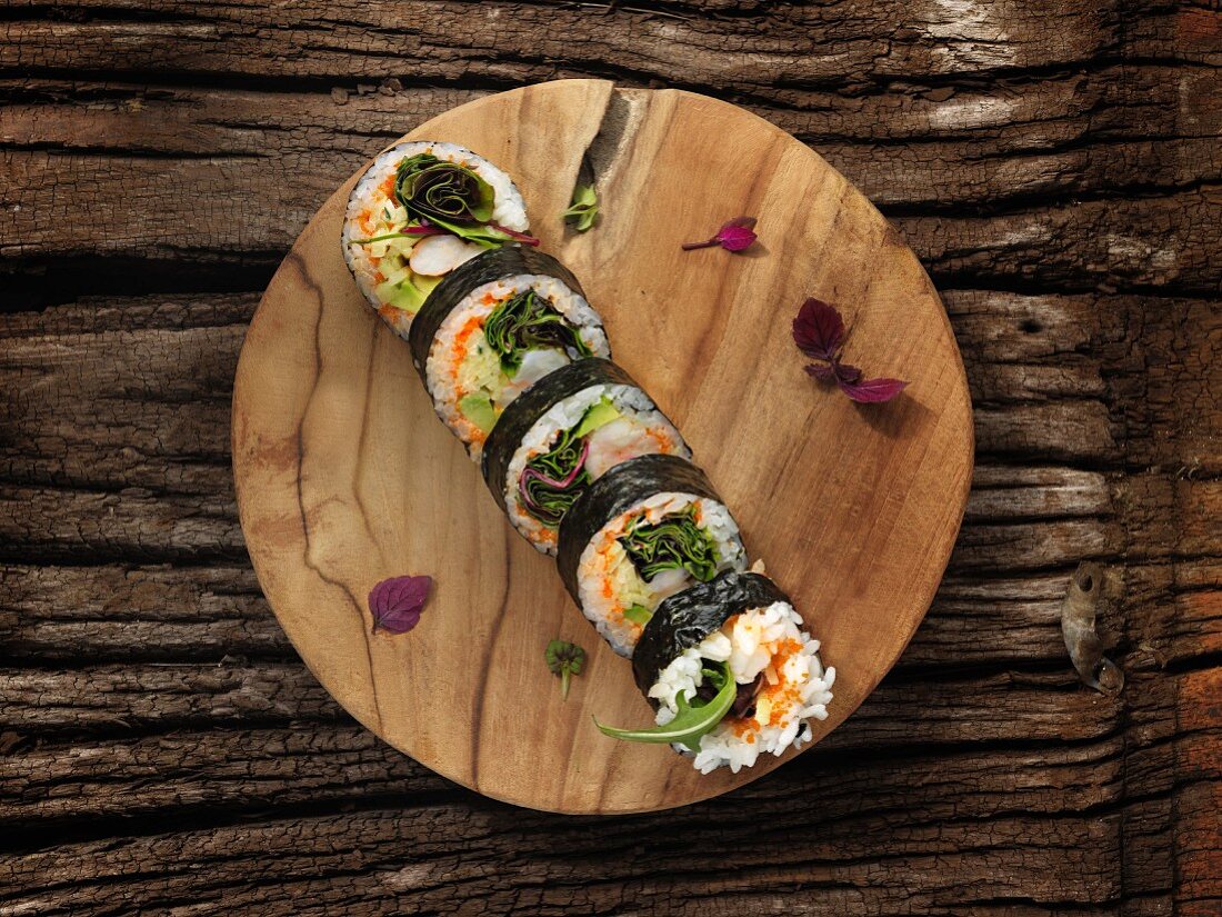Futomaki-Sushi mit Shrimps, Kaviar und Avocado