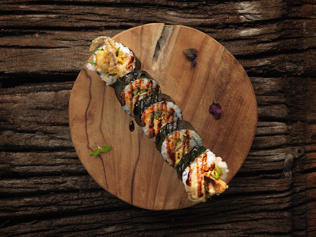 Futomaki-Sushi mit Hähnchenfleisch und Teriyakisauce