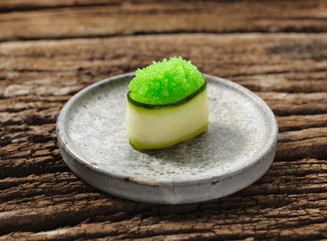 Gunkan Maki Sushi mit grünem Kaviar
