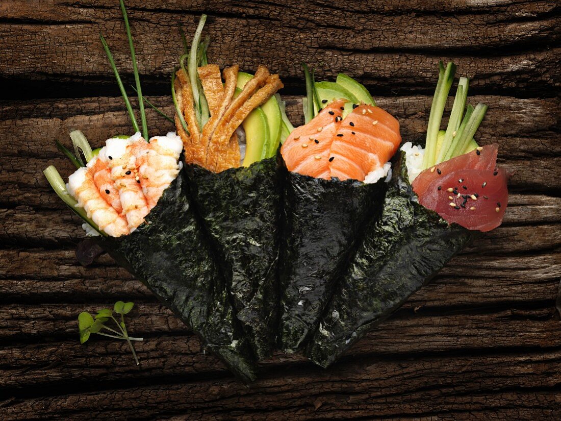 Temaki Sushi mit Lachs, Thunfisch, Hähnchenfleisch und Garnelen