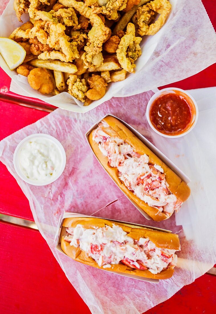 Lobster sandwiches with a mixed deep-fried side and dips (USA)