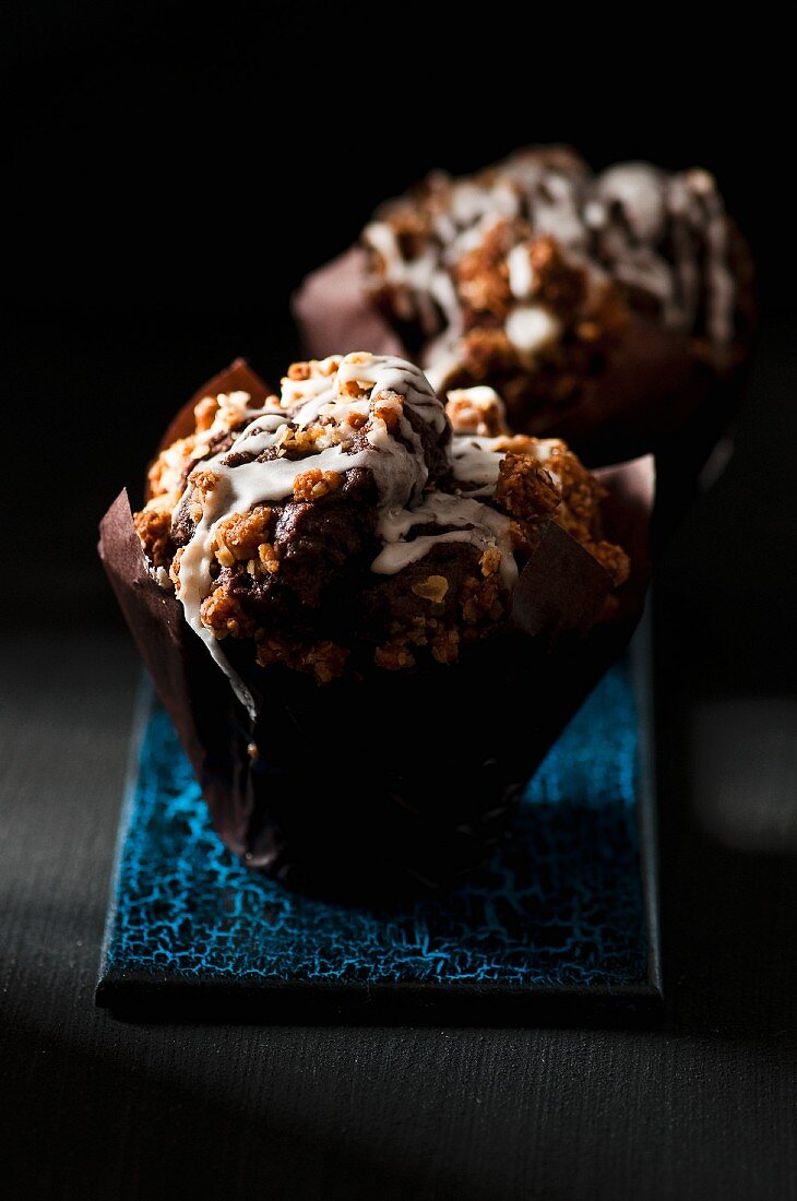 Schokoladenmuffins mit knusprigen Haferflocken und weisser Zuckerglasur