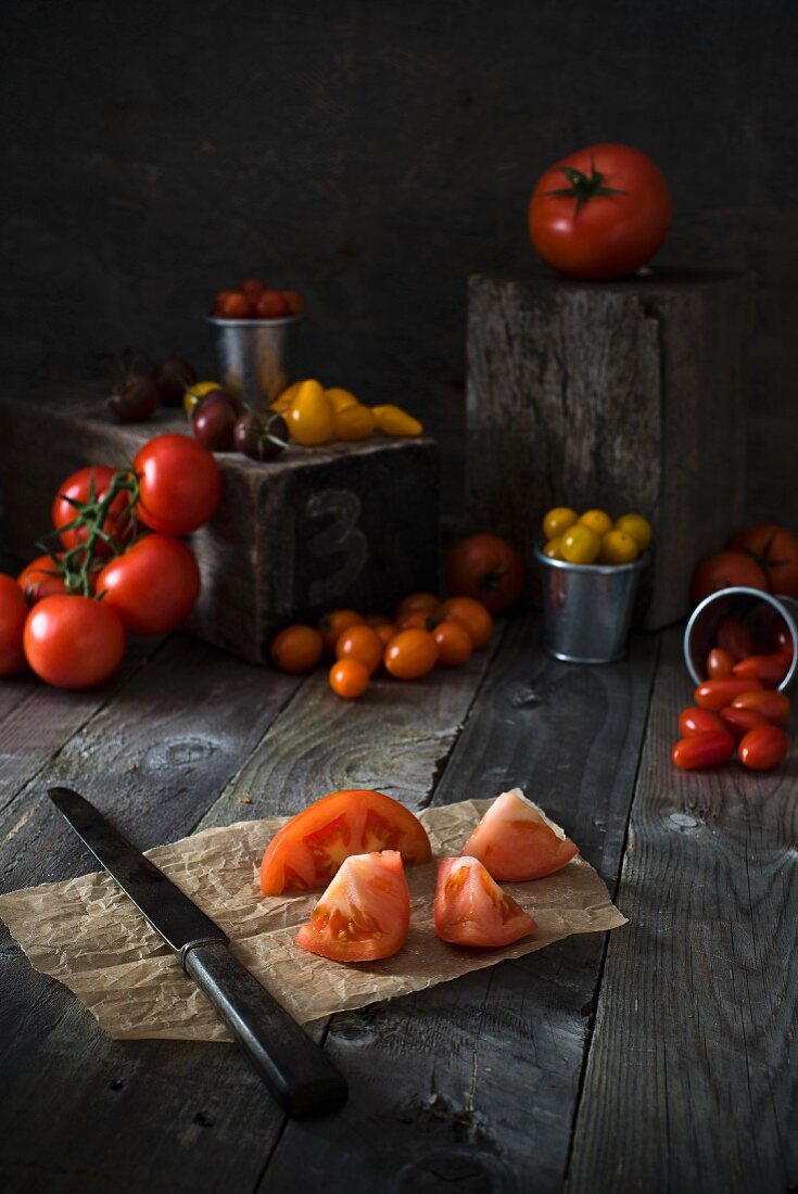 Tomatenstilleben mit Tomaten in verschiedenen Grössen und Farben