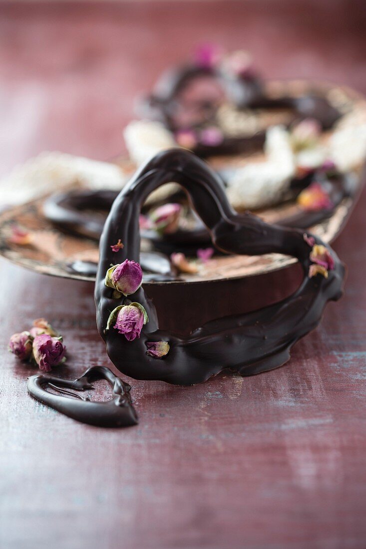Schokoladenherzen mit getrockneten Rosenblüten