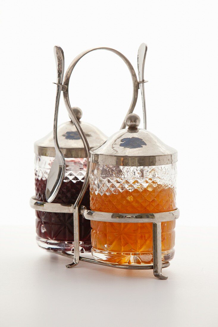 Marmelade in versilberten Marmeladengläsern aus geschliffenem Glas