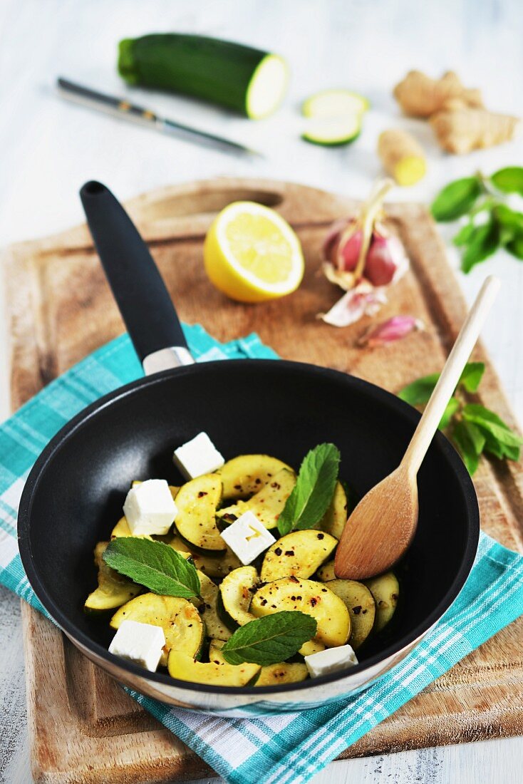 Pfannengebratene Zucchini mit Feta und Pfefferminze