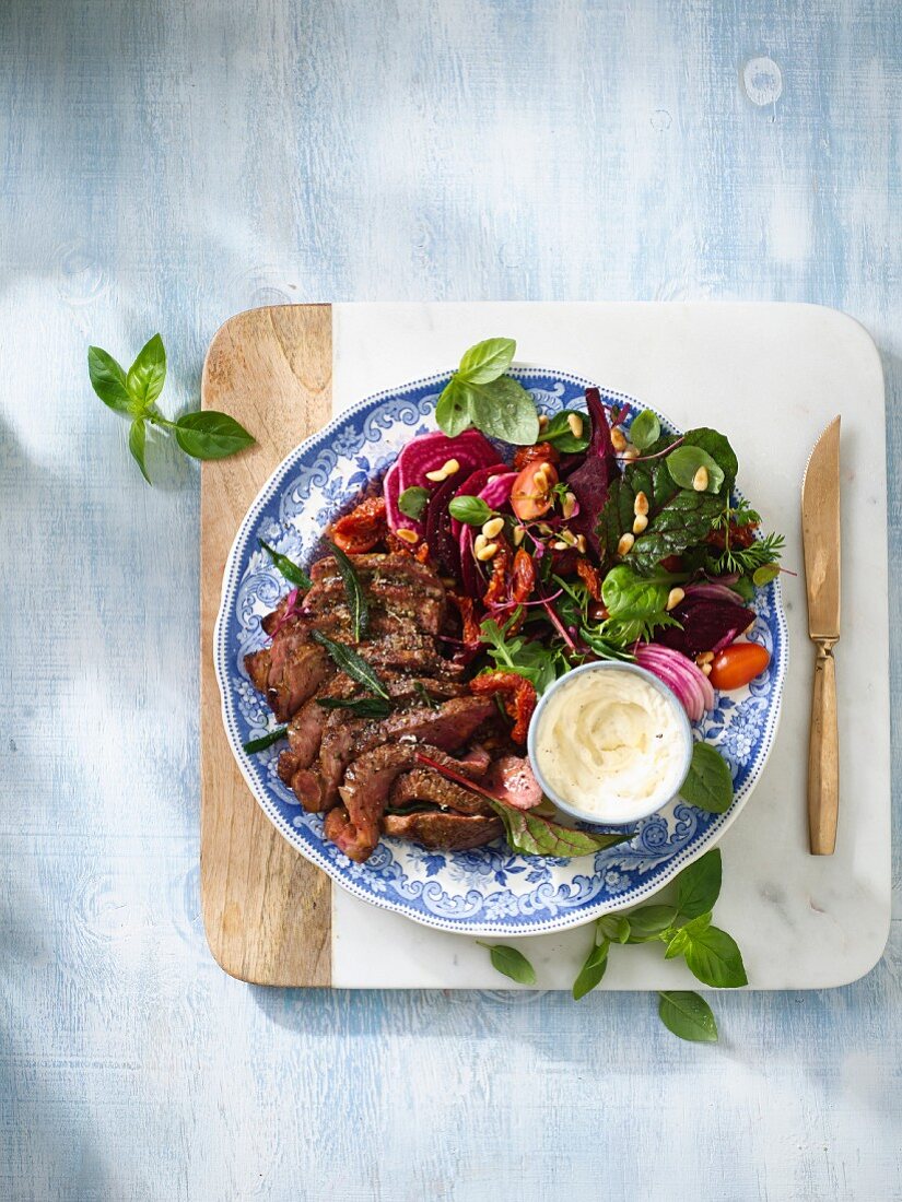 Kräuter-Rumpsteak mit Salat und Meerrettich-Creme fraiche