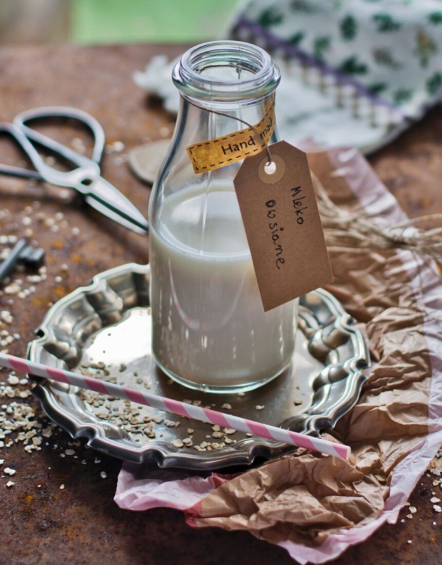 Selbstgemachte Haferdrink in einer Flasche