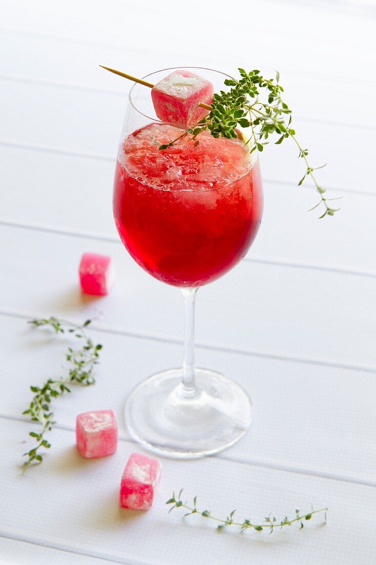 Roter Cocktail mit Granita und Lokum-Spiesschen