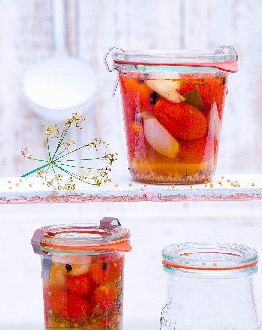 Eingekochte Tomaten in Gläsern