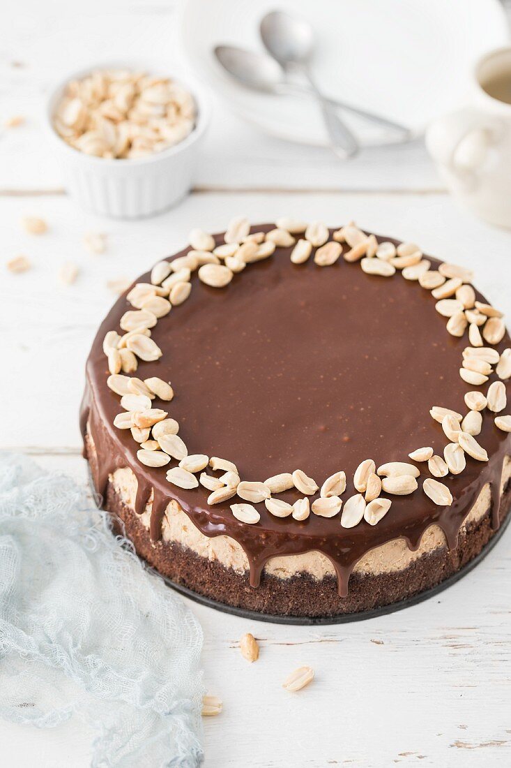 Schokoladen-Käsekuchen mit Karamell, Erdnüssen & Ganache