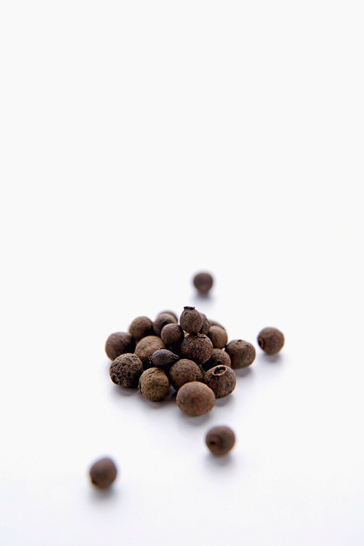 A pile of allspice berries (close)