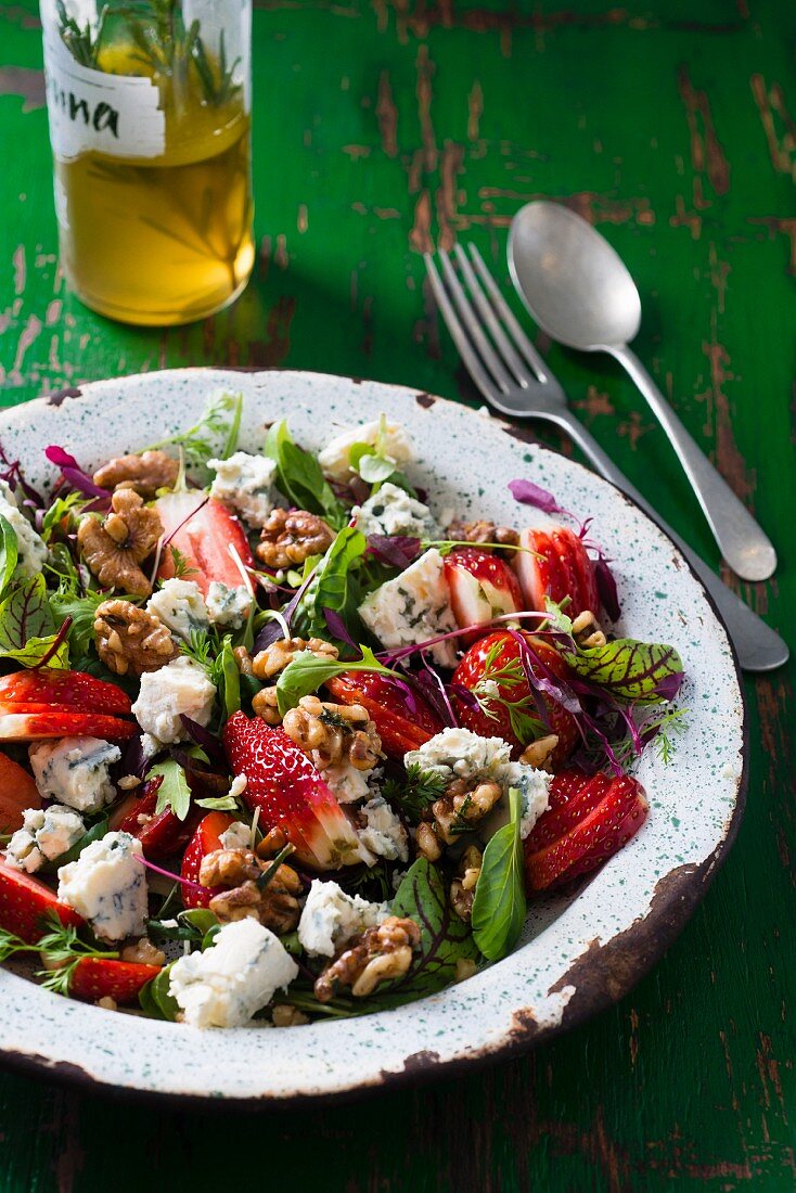 Herb salad with strawberries, blue cheese and walnuts