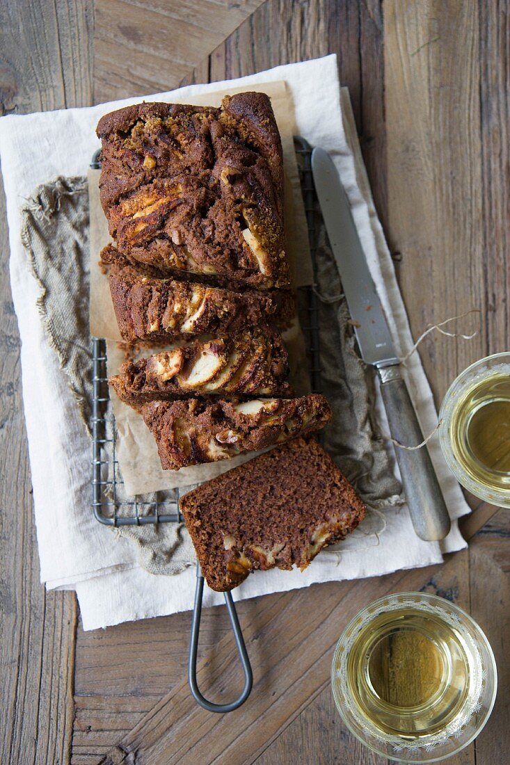 A loaf cake with cocoa and honey (seen from above)