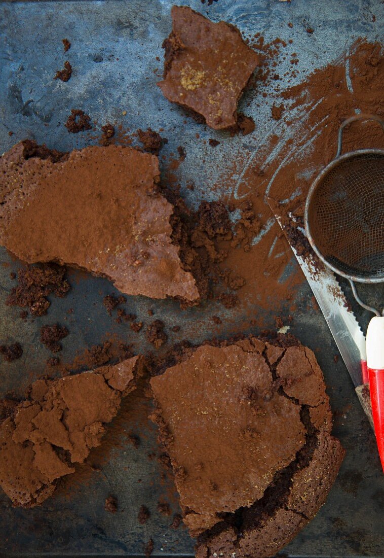 Crumbled chocolate cake (seen from above)