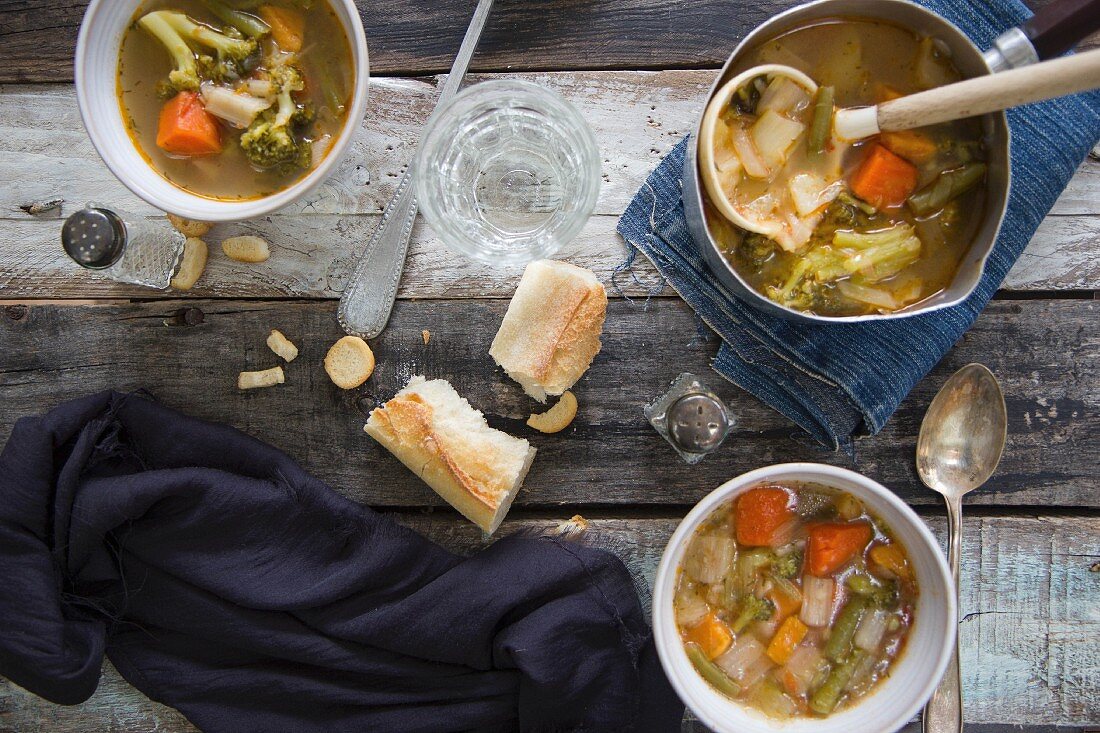 Minestrone with white bread (seen from above)