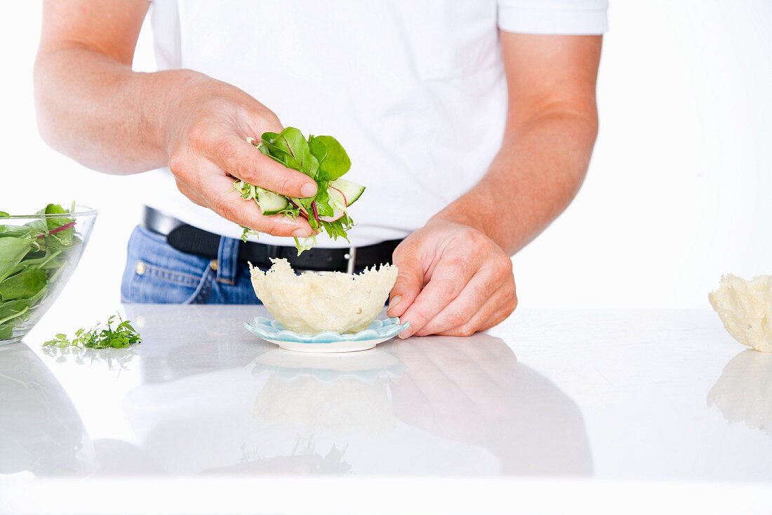 Gemischten Blattsalat in essbaren Parmesanschälchen anrichten