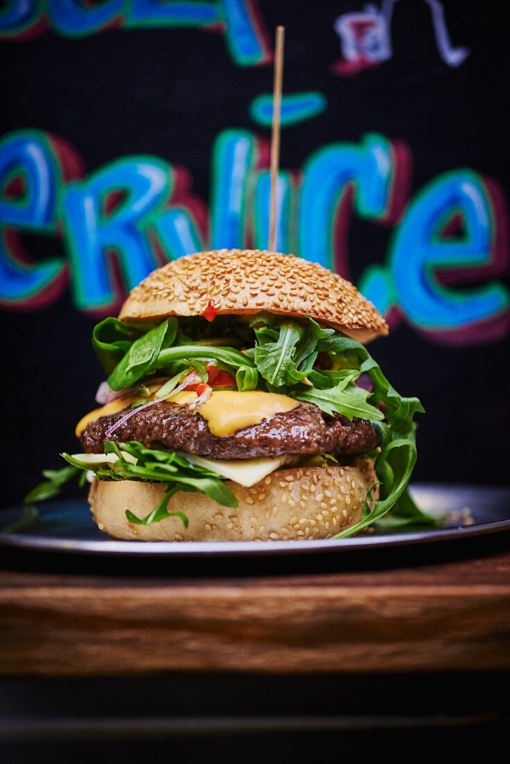 Cheeseburger mit Rucola