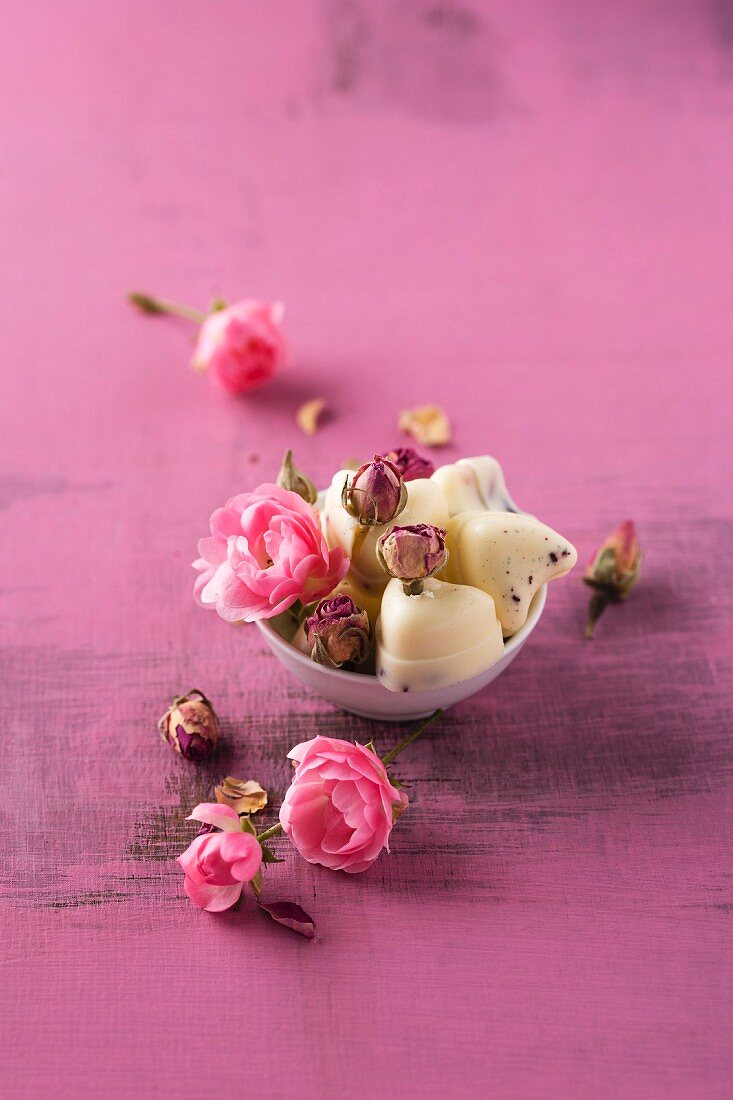 Rose-scented bath pralines made from cocoa butter
