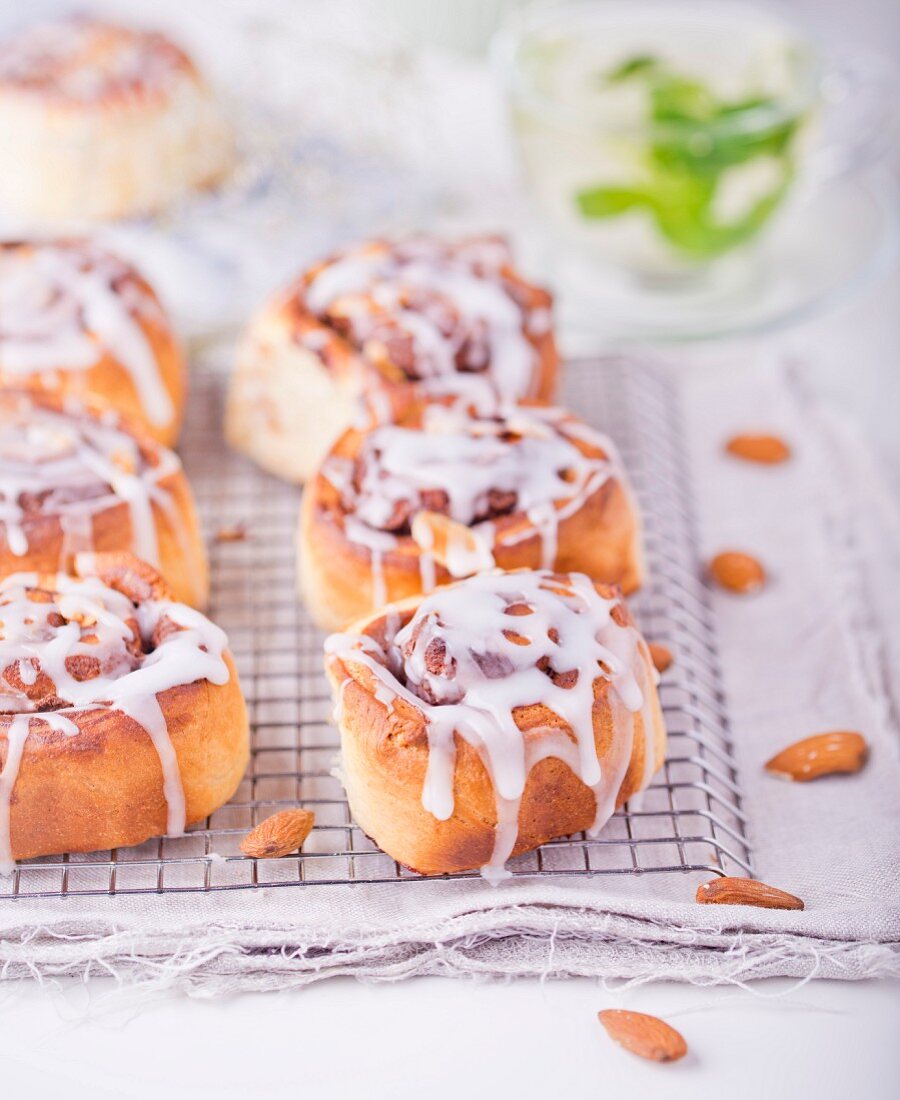 Hefeschnecken mit Mandelcreme und Zuckerguss