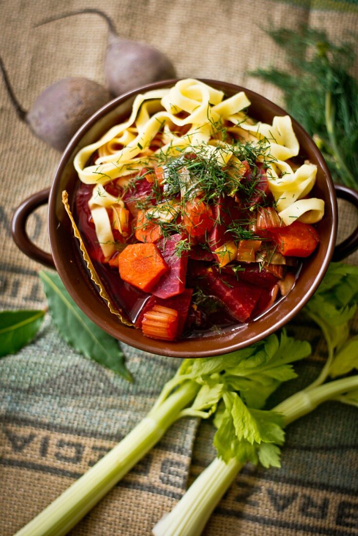 Rote-Bete-Suppe mit Möhren und Bandnudeln