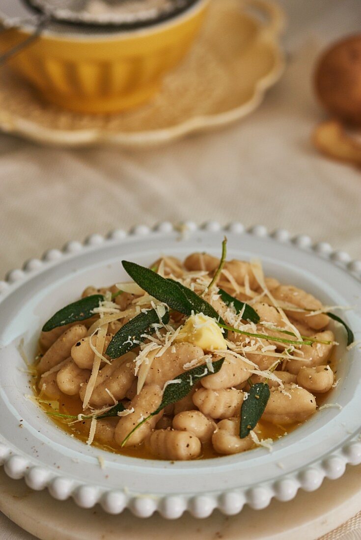 Kartoffelgnocchi mit Butter, Salbei und Parmesan