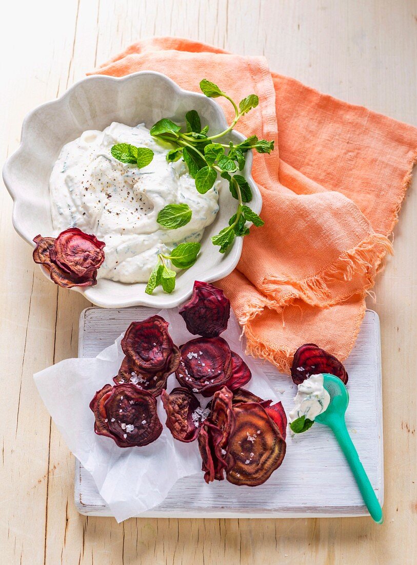 Beetroot chips with spicy cream cheese dip