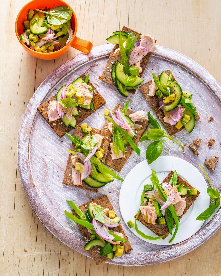 Haselnuss-Crackers mit Thunfischsalat