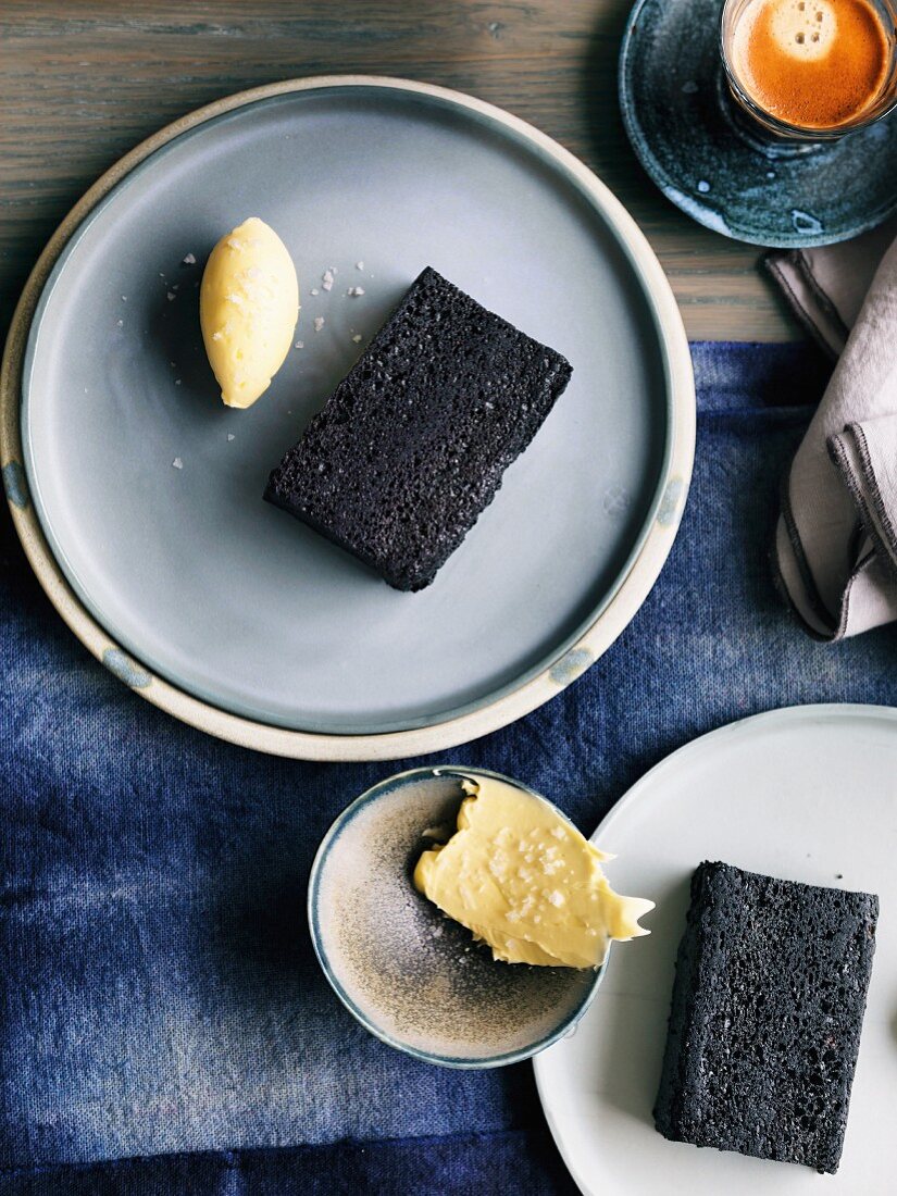 Grilled liquorice bread with fresh butter