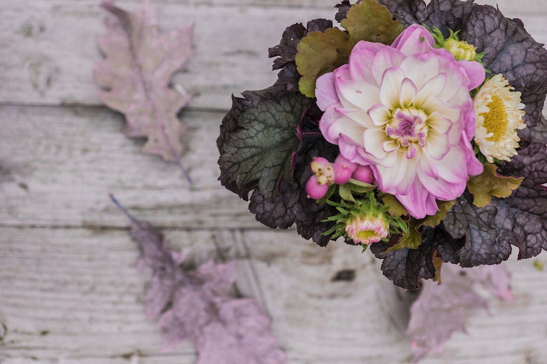 Herbstlicher Blumenstrauss mit Dahlie und Zierblättern