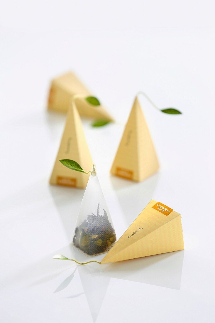Teepyramiden der Sorte White Ambrosia mit weißem Pai Mu Tan Tee