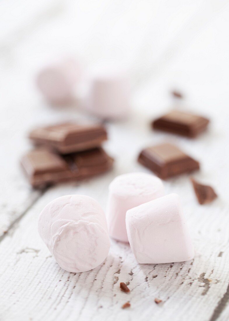 Rosa Marshmallows und Milchschokoladenstücke