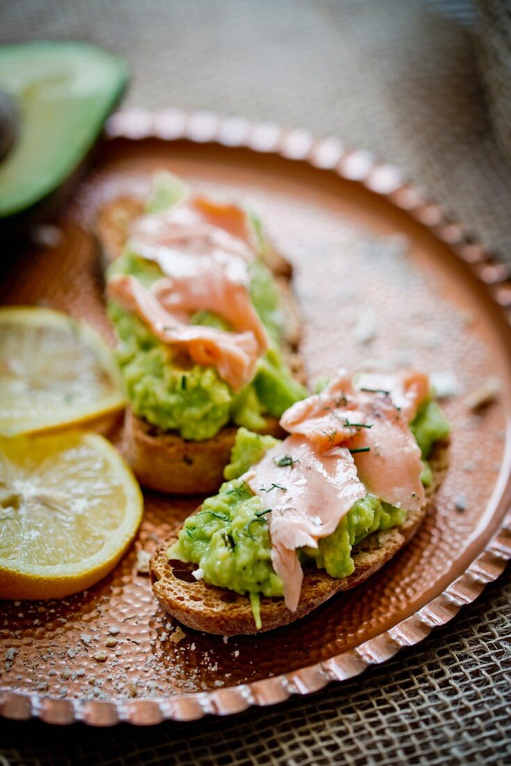 Bruschetta mit Lachs und Avocado