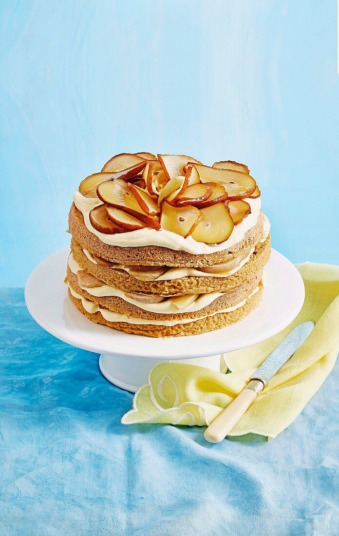 Biskuitkuchen mit Birnen und Vanillecreme