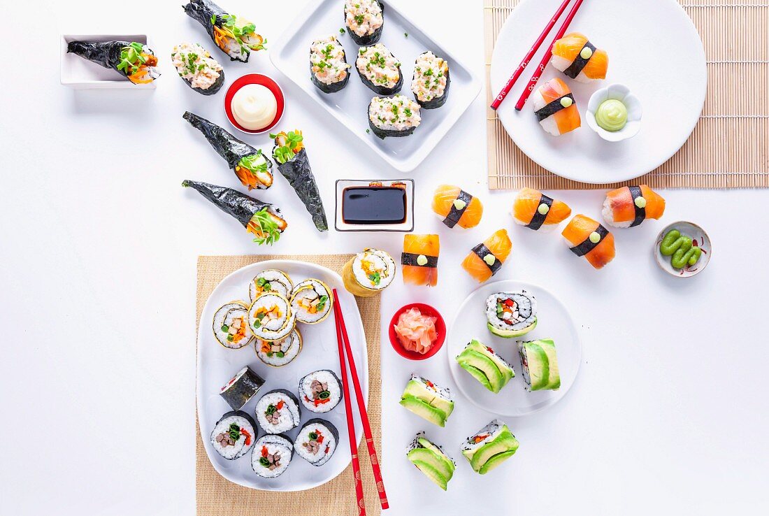 Verschiedene Sushi mit Nori (Japan)