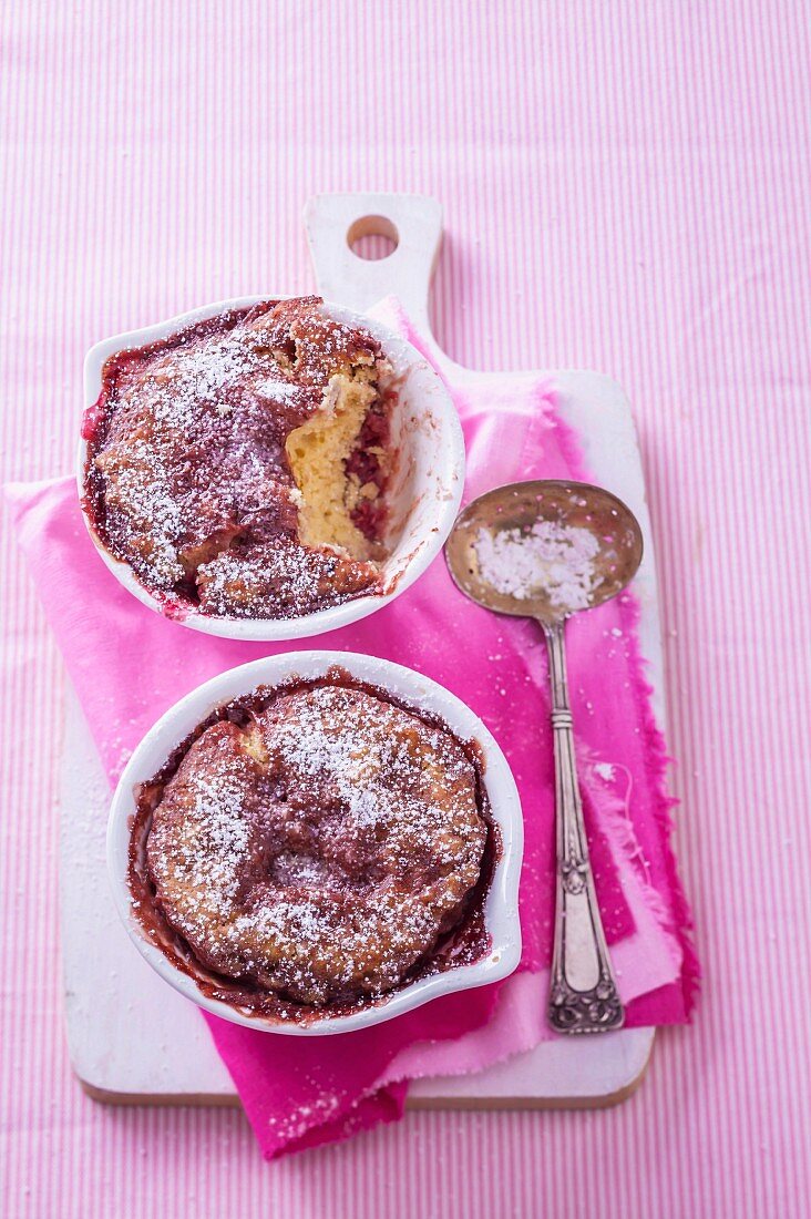 Self-saucing Pudding mit Himbeeren und Puderzucker (England)