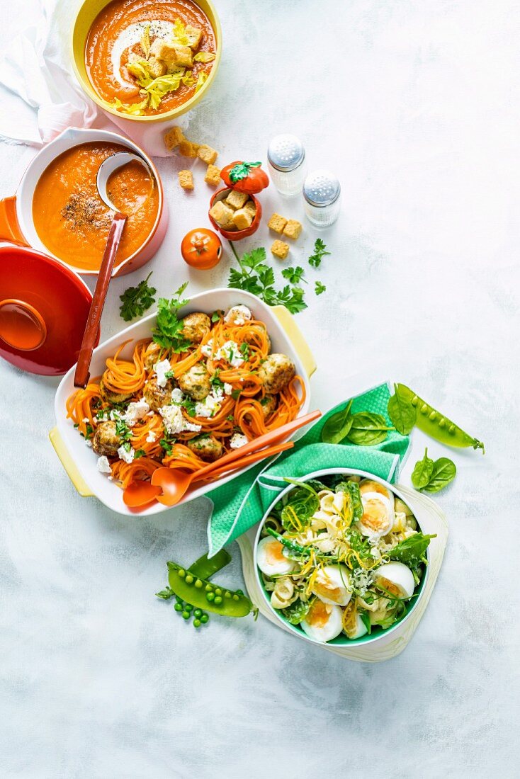 Tomatensuppe, Möhrenspaghetti mit Hackbällchen und Nudeln mit Frühlingsgemüse und Eiern