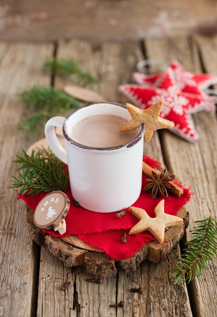 Kakaotasse mit sternförmigen Sables (weihnachtlich)