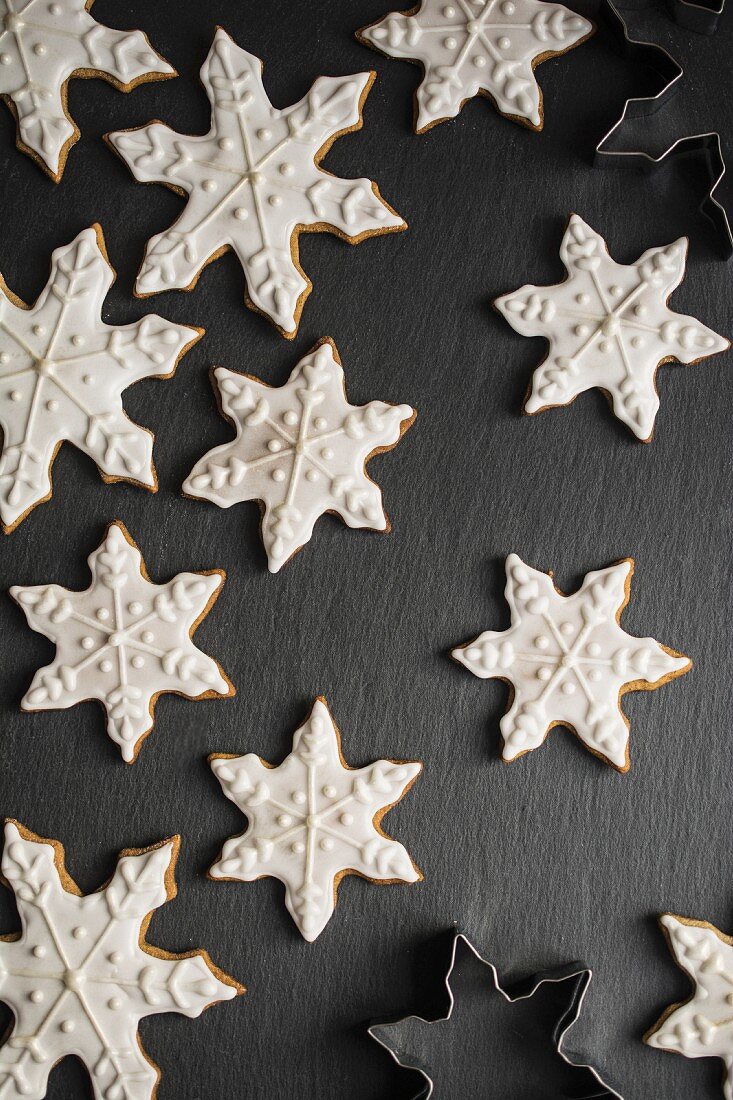 Snowflake gingerbread cookies (seen from above)