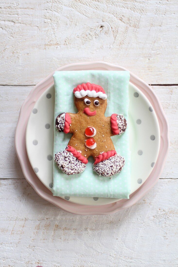 A decorated gingerbread man on a plate (seen from above)