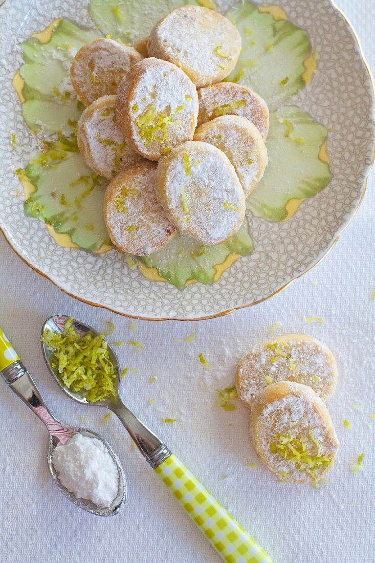 Shortbread Cookies mit Limettenzesten in einer Tasse