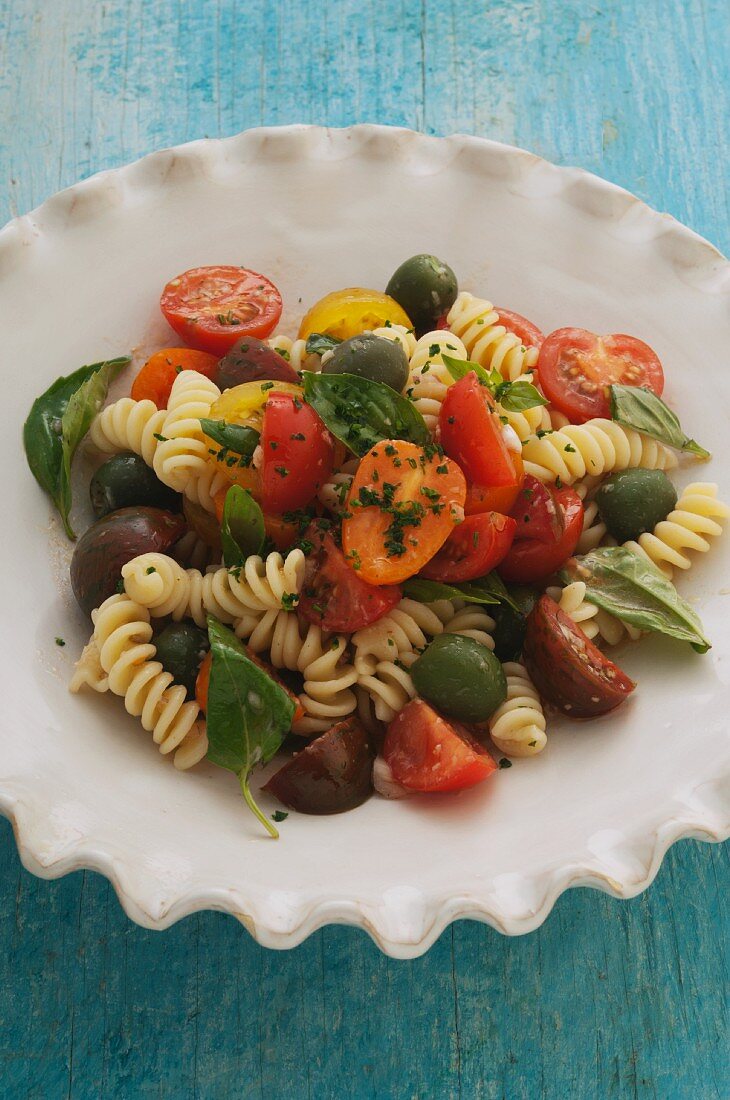 Nudelsalat mit frischen Tomaten, Oliven und Basilikum