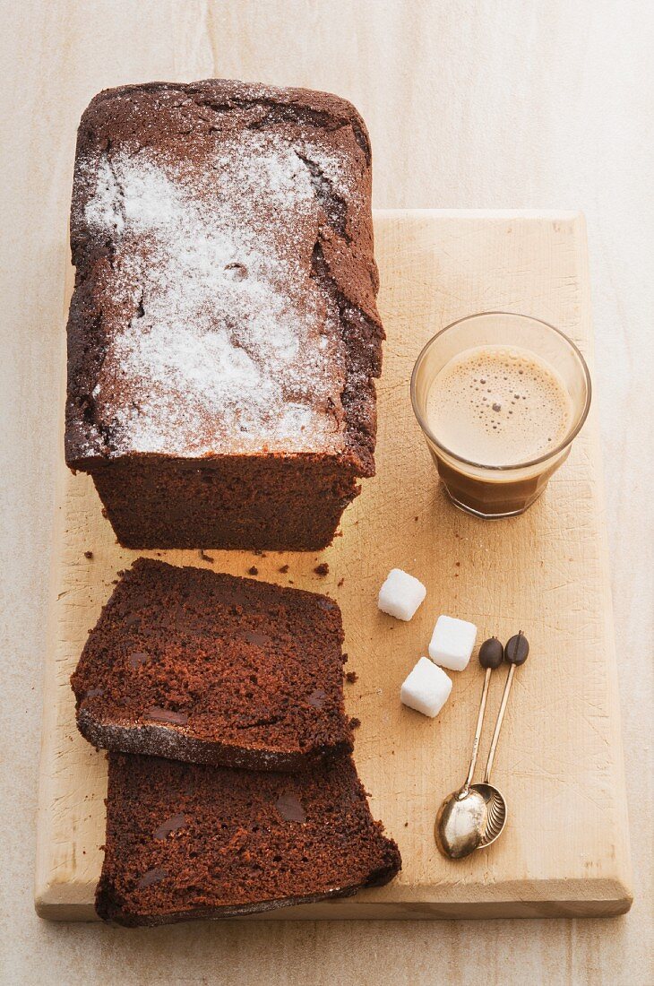 Schokoladenkuchen, Zuckerwürfel und Kaffee