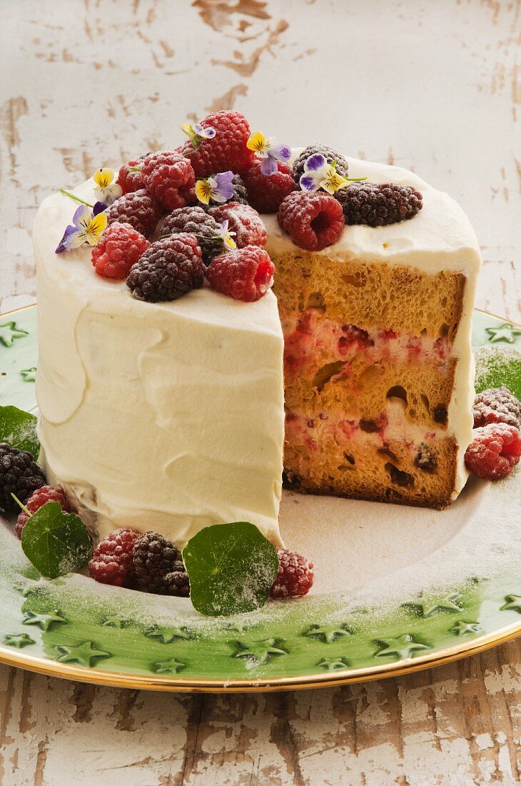 Panettone-Trifle-Kuchen mit Himbeeren, angeschnitten