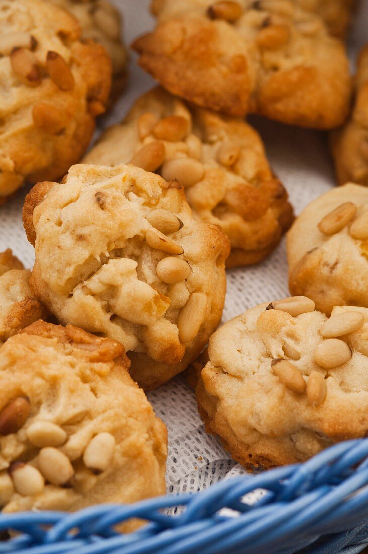 Pine nut and rum biscuits